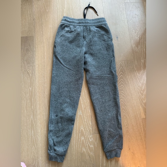 Lulu Lemon Gray Size 4 Joggers. 🖤🌸 - Picture 2 of 3